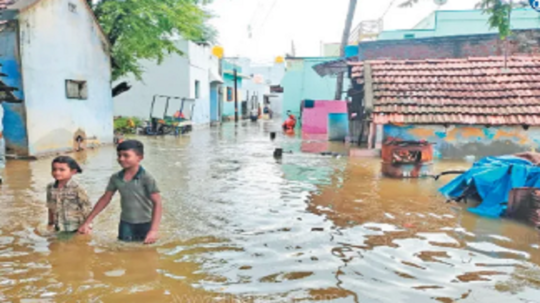 கிருஷ்ணகிரியில் வெளுத்து வாங்கிய கனமழை; வீட்டுக்குள் புகுந்த மழை நீர் புகுந்ததால் ஆவணங்கள் சேதம்!