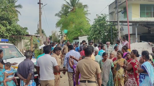 15 ஆண்டுகளாக அடிப்படை வசதிகளை செய்து தராத ஊராட்சி நிர்வாகத்தை கண்டித்து பொதுமக்கள் சாலை மறியல்!