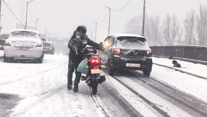 सड़कें हुई बंद, लंबा जाम लगा