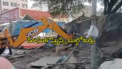 మళ్లీ మెుదలైన హైడ్రా కూల్చివేతలు.. ఖాజాగూడ చెరువులో అక్రమ కట్టడాలు నేలమట్టం