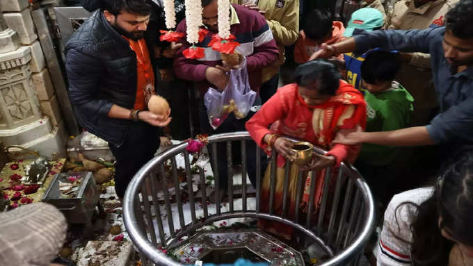 दूधेश्वर महादेव मंदिर में उमड़ी भीड़