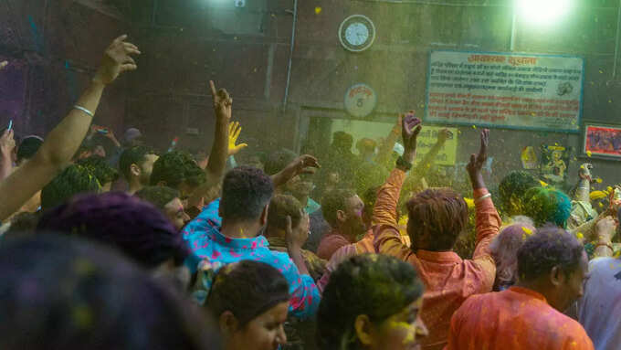 बांके बिहारी मंदिर कैसे पहुंचे 