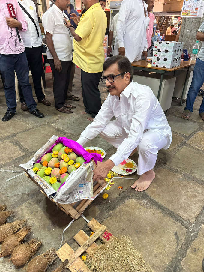 एपीएमसी मार्केटमध्ये हापूस आंब्याची पहिली पेटी दाखल, बाजारात उत्साह, हापूस आंब्याच्या विक्रीचा मुहूर्त झाला