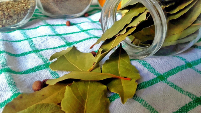 ದಾಲ್ಚಿನ್ನಿ ಎಲೆಯನ್ನು ಸೇರಿಸಿ