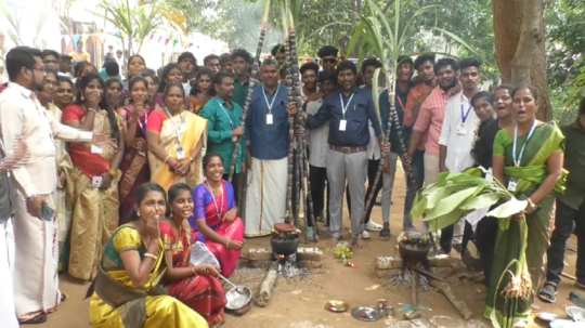 திருச்சி அருகே கல்லூரியில் பொங்கல் கொண்டாட்டம்... மாணவ மாணவிகள் பானை உடைத்து உற்சாகம்!