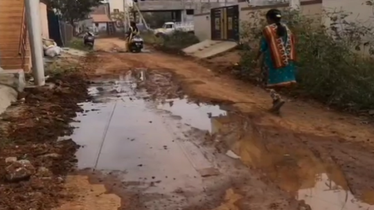 கோவை தடாகம்  அருகே சாலையில் ஓடும் கழிவுநீர்.... நோய் தொற்று பரவல் அபாயம்; பொதுமக்கள் தொடர்ந்து கோரிக்கை!