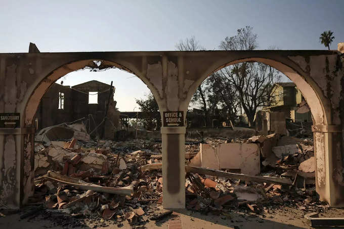 Rubble, flames and devastated people captured in images as Los Angeles ravaged by wildfires (3).