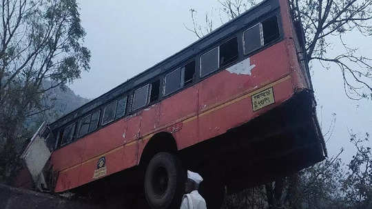 Beed Accident: नियंत्रण सुटल्याने ST बसचा भीषण अपघात, वाहन कठड्यात अडकल्याने सुदैवाने दुर्घटना टळली