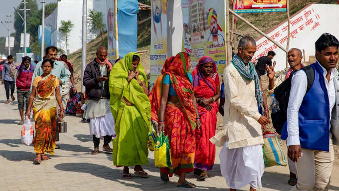 भक्तों की सुविधा के लिए लगाए गए हैं बोर्ड