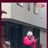 जलसा के बाहर फैंस से मिले अमिताभ बच्चन, बालकनी में खड़े यूं देखते रहे बेटे अभिषेक बच्चन