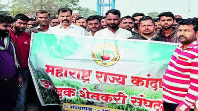 शेतकरी पुन्हा आक्रमक; लासलगावात कांदा लिलाव बंद, निर्यात शुल्क रद्द करण्याचे साकडे