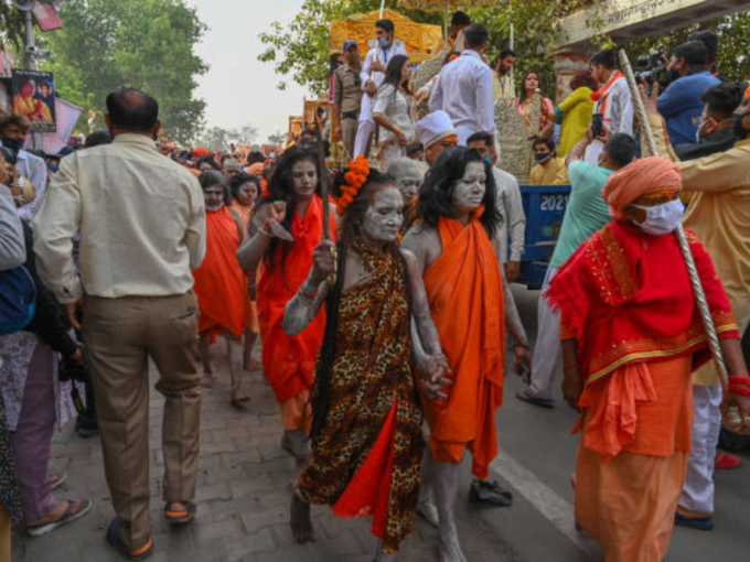 महिला नागा साधु क्या खाती हैं और क्या है दिनचर्या 