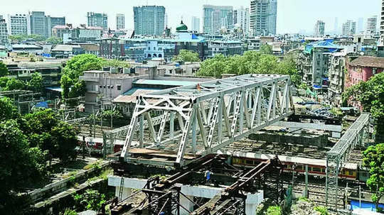 Carnac Bridge Mumbai: कर्नाक पुलाला 'रेल्वे ब्लॉक'ची प्रतीक्षा; दुसरा गर्डर ९.३० मीटर सरकवण्याचे काम पूर्ण