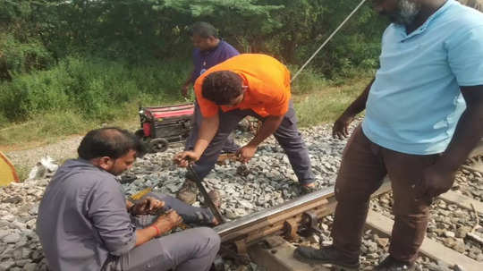 கரூரில் தண்டவாளத்தில் இரும்பு துண்டு... கோவை - நாகர்கோவில் ரயிலை கவிழ்க்க சதி?