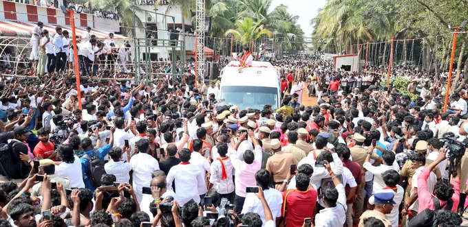 ஏகனாபுரம் மக்களிடையே பேசும் போது மதுரை டங்ஸ்டன் எதிர்ப்பை போல இங்கே ஏன் தமிழக அரசு எதிர்க்கவில்லை என்று கேள்வி எழுப்பினார்.