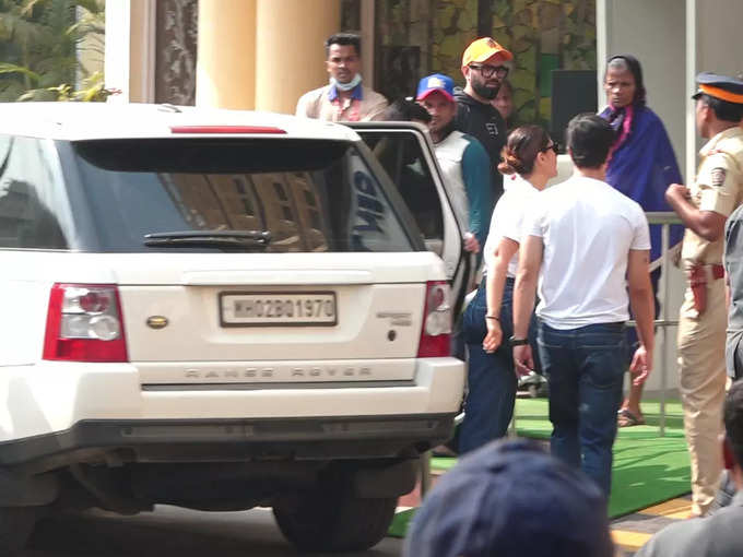 KAREENA KAPOOR REACHED hospital to pick up Saif Ali Khan