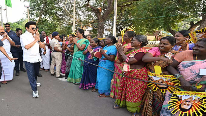 உதயசூரியன் சின்னத்துடன் ஏராளமான பெண்கள் வரவேற்றனர்