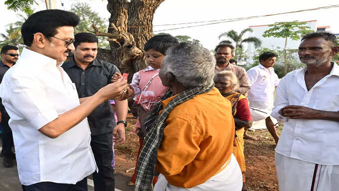 குழந்தைகளுக்கு இனிப்புகள் வழங்கி முதலமைச்சர் தனது மகிழ்ச்சியை வெளிப்படுத்தினார்.