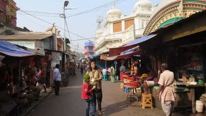 अन्य मूर्तियों से अलग है इस मंदिर की काली मां की मूर्ति