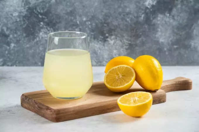 नींबू पानी(Lemon Water For Weight Loss)