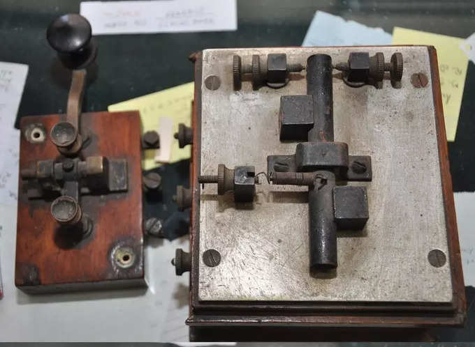 telegraph_instruments_morse_key_and_morse_sounder