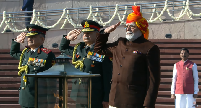 Republic Day LIVE: प्रधानमंत्री नरेंद्र मोदी ने समर स्मारक पर शहीदों को दी श्रद्धांजलि