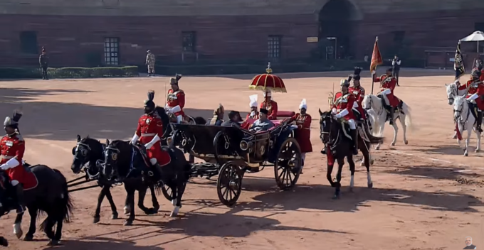 Republic Day 2025 LIVE: बग्गी में बैठकर कर्तव्य पथ की ओर निकलीं राष्ट्रपति मुर्मू