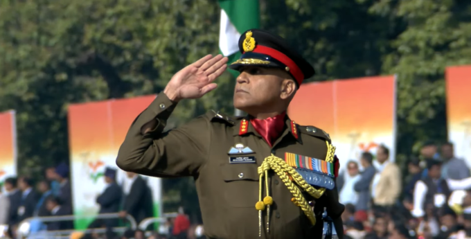 Republic Day Parade 2025 Live: गणतंत्र दिवस परेड के परेड कमांडर लेफ्टिनेंट जनरल भवनीश कुमार ने दी राष्ट्रपति को सलामी