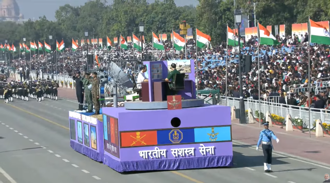 India Republic Day Parade 2025 Live: तीनों सेनाओं के एकीकरण को दर्शाने वाली झांकी