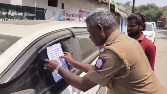 கோவை உக்கடம் அருகே நீண்ட நாட்களாக நிறுத்தி வைக்கப்பட்டிருந்த வாகனம்.... போலீசார் ஓட்டிய எச்சரிக்கை நோட்டீஸ்!