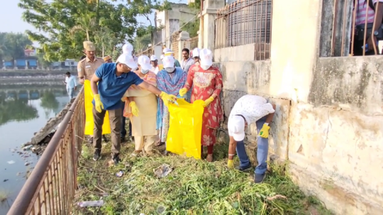 பிளாஸ்டிக் கழிவுகளால், குப்பைகளால் அலங்கோலமாக காட்சியளிக்கும் சர்வதீர்த்த குளத்தை தூய்மைப்படுத்தும் பணி!