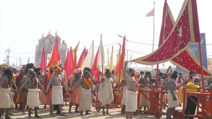 हर-हर गंगे और जय श्रीराम का उद्घोष 