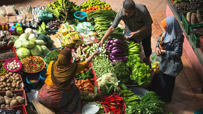 आजादपुर मंडी में हर दिन आते हैं हजारों सब्जियों के ट्रक