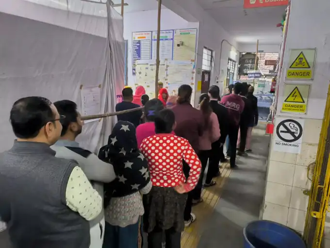 Delhi Election 2025 Voting Live: दिल्ली विधानसभा चुनाव में पोलिंग बूथ पर लंबी लाइन