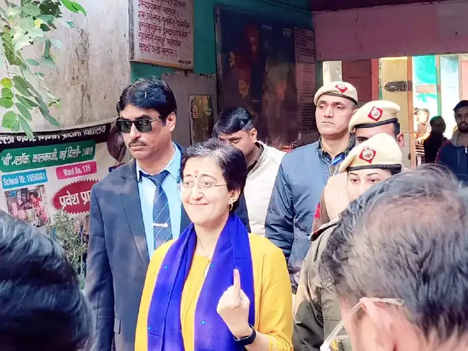 Delhi Election 2025 Voting Live: दिल्ली की मुख्यमंत्री आतिशी ने डाला वोट