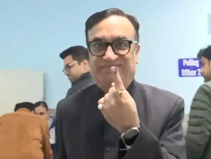 Delhi Election 2025 Voting Live: कांग्रेस नेता अजय माकन ने दिया वोट