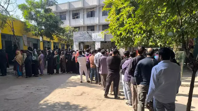 बाटला हाउस में वोटर्स की लंबी कतार