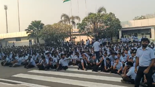 சாம்சங் தொழிற்சாலை ஊழியர்கள் பணியிடை நீக்கம்... மீண்டும் ஆரம்பிக்கும் போராட்டம்!