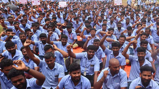 பழிவாங்கும் சாம்சங் இந்தியா - 3 பேர் திடீர் பணியிடை நீக்கம்.. வெடித்த போராட்டம்