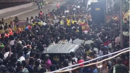 மதுரையில் கலெக்டர் காரை மறித்து தவெக கொடியை காட்டி விஜய் ரசிகர் அட்ராசிட்டி!