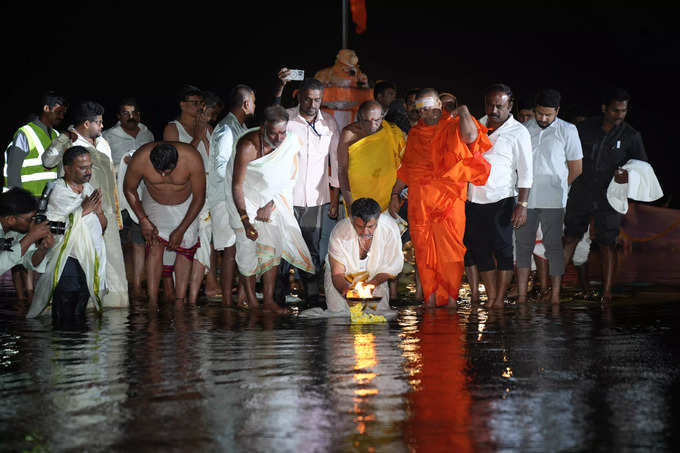 ತ್ರಿವೇಣಿ ಸಂಗಮದಲ್ಲಿ ಡಿ.ಕೆ.ಶಿವಕುಮಾರ್ ಗಂಗಾಪೂಜೆ