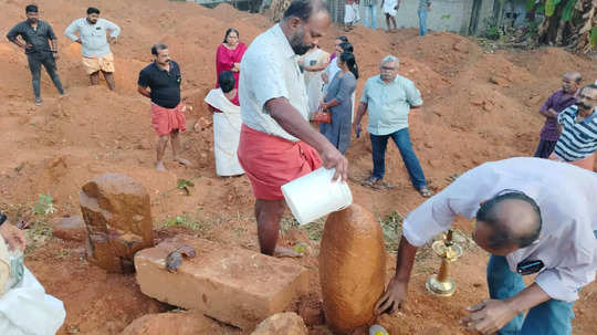 പാലാ ബിഷപ്പ് ഹൗസിൻ്റെ ഭൂമിയിൽ ശിവലിം​ഗം കണ്ടെത്തി? സംഭവം കപ്പ നടാൻ കുഴിയെടുത്തപ്പോൾ