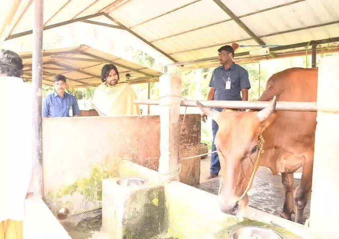 పవన్ కళ్యాణ్ పర్యటనలో అకీరా నందన్.. జెరాక్స్ కాపీలా ఉందిగా లుక్