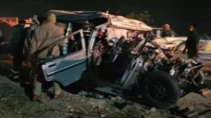 Prayagraj Bolero Bus Collide Death News2