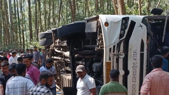 മൂന്നാറിൽ ടൂറിസ്റ്റ് ബസ് മറിഞ്ഞു; 2 വിദ്യാർഥികൾ മരിച്ചു