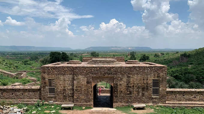 चांद बावड़ी और भानगढ़ किला