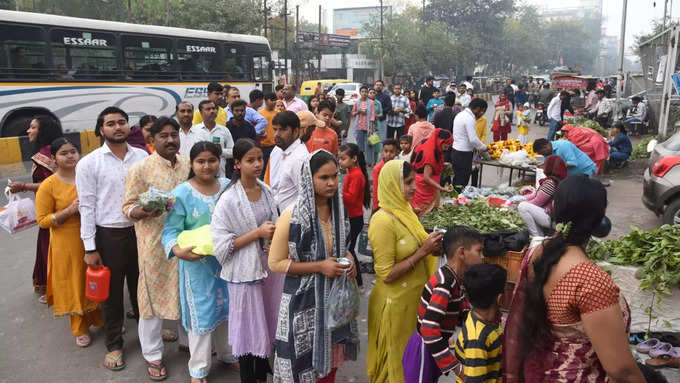 गाजियबाद में सड़क तक लगी भक्तों की कतार