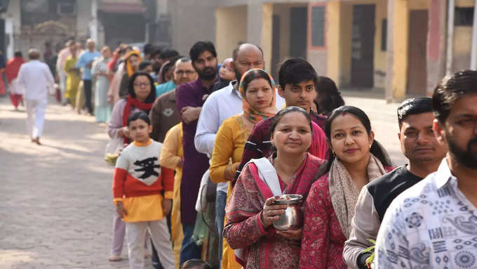 नोएडा में मंदिरों के बाहर लगी लाइन