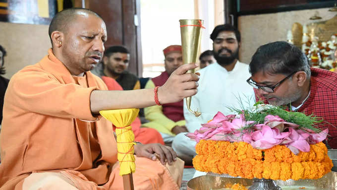 गोरखनाथ मंदिर में सीएम का रुद्राभिषेक