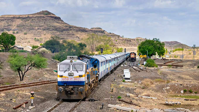 विवेक एक्सप्रेस में कहां से कहां तक मिलता है यात्रा का मौका 